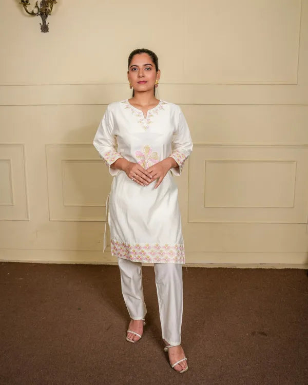 Off-White Embroidered Cotton Kurta Set with Floral Motifs